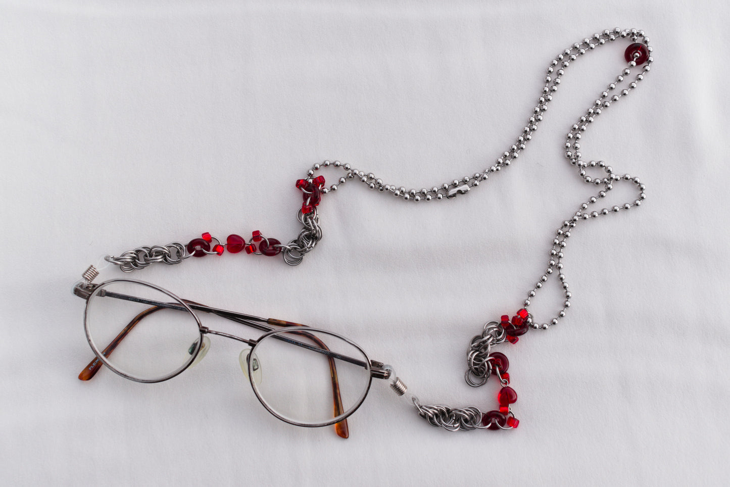 V32 - Vampire Glasses Chain